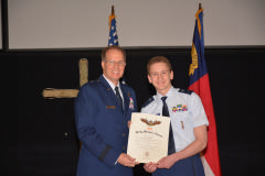 Gen Scanlan presenting the Mitchell Award to C/2nd Lt Barrow.